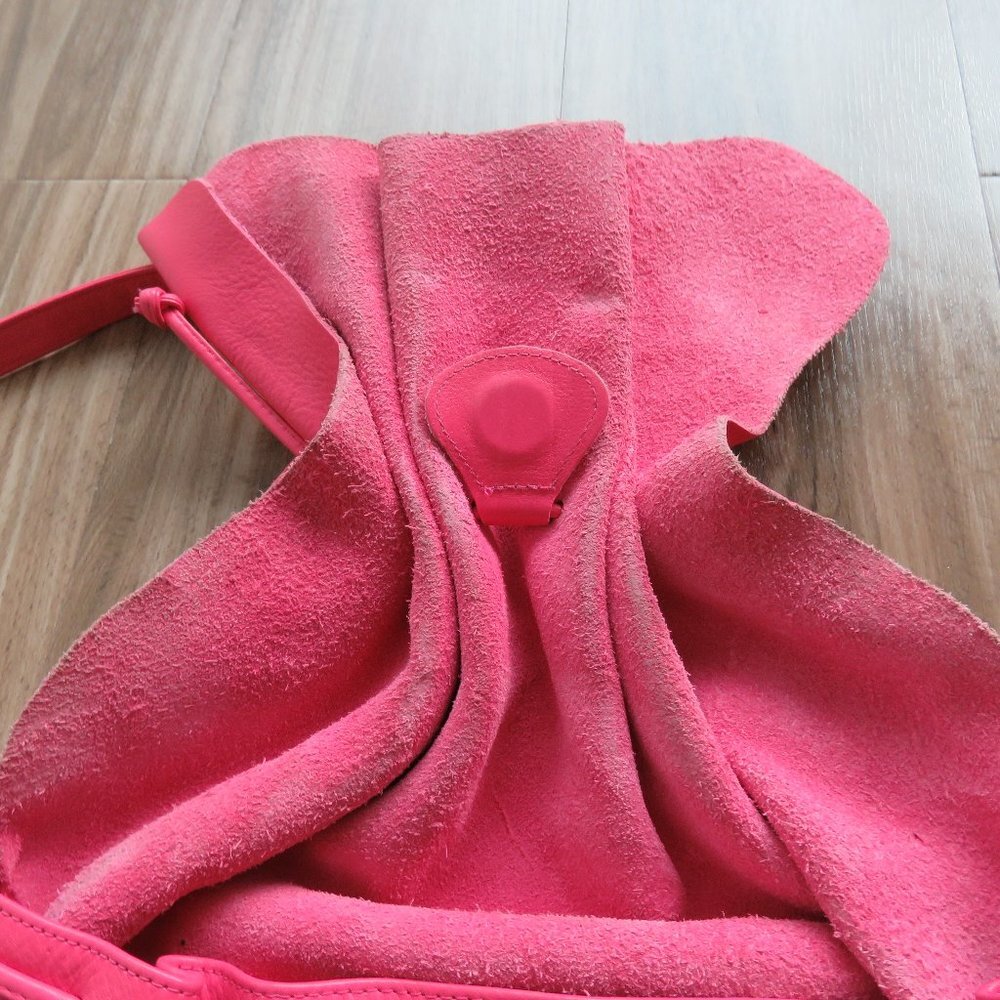VINTAGE 80s CARLOS FALCHI Bubblegum Pink Leather Butterfly Slouch Crossbody Bag - Picture 14 of 16